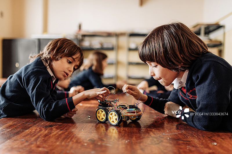 小学生制作机器人或自动化玩具图片素材