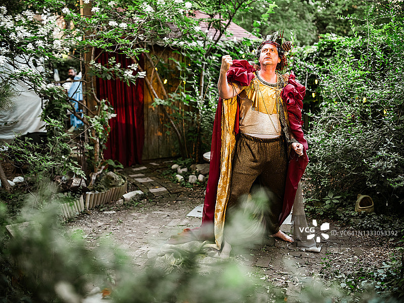 户外剧院演出中的演员图片素材