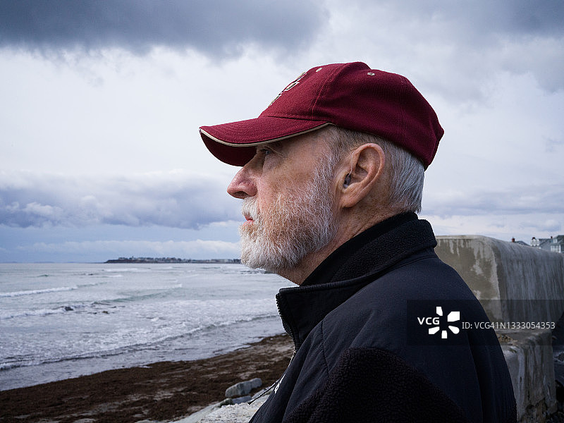 在冬天海滩上的老年男人图片素材