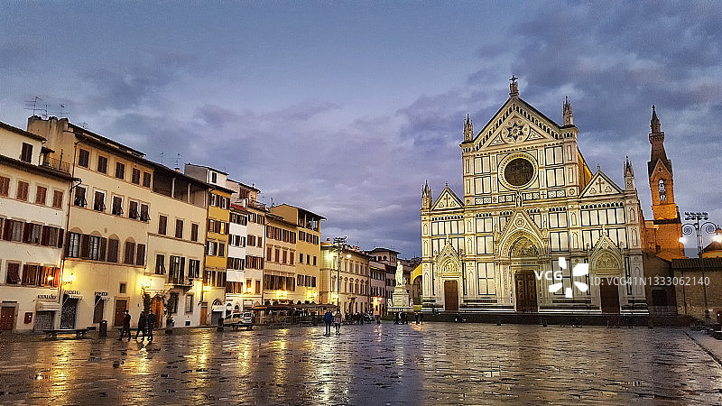 意大利佛罗伦萨圣十字广场黄昏雨景图片素材