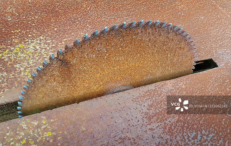 旧锈迹斑斑的圆锯图片素材