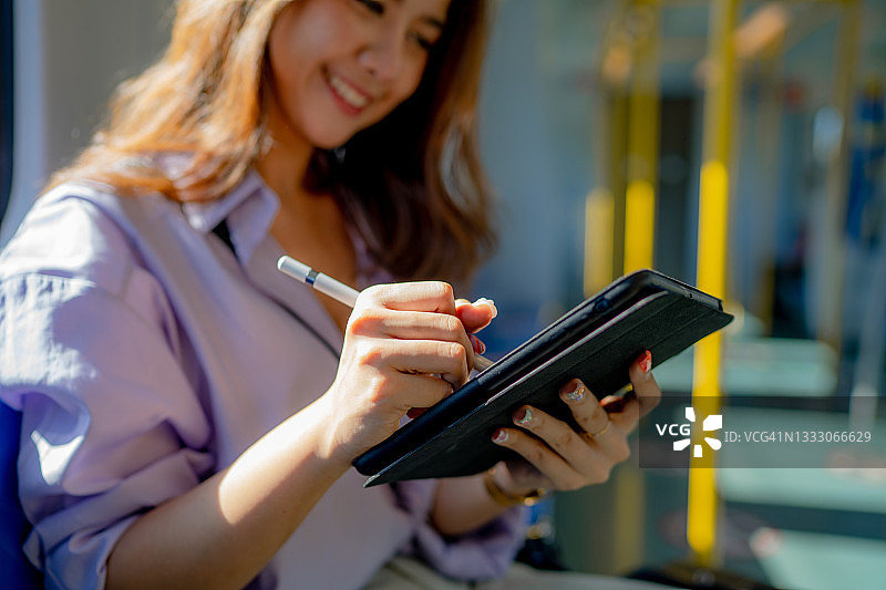 商务人士乘坐早班火车时的休闲活动图片素材