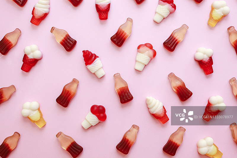 粉色背景上的冰淇淋造型水果软糖夏季背景图片素材