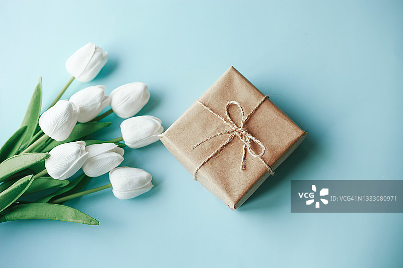 春季节日贺卡，白色郁金香，蓝色背景留白，生日、情人节、母亲节模板，花卉图片图片素材