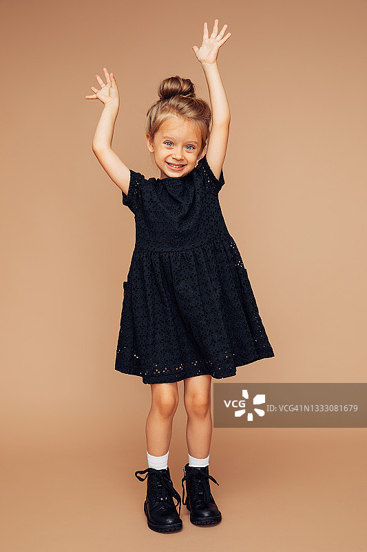 可爱女孩的棚拍肖像图片素材