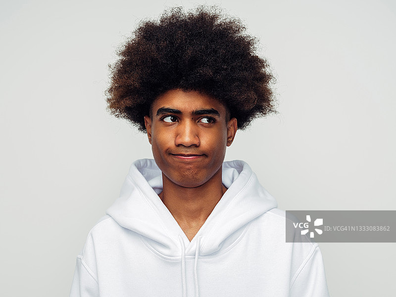 情绪化的非裔美国男人与非洲发型图片素材
