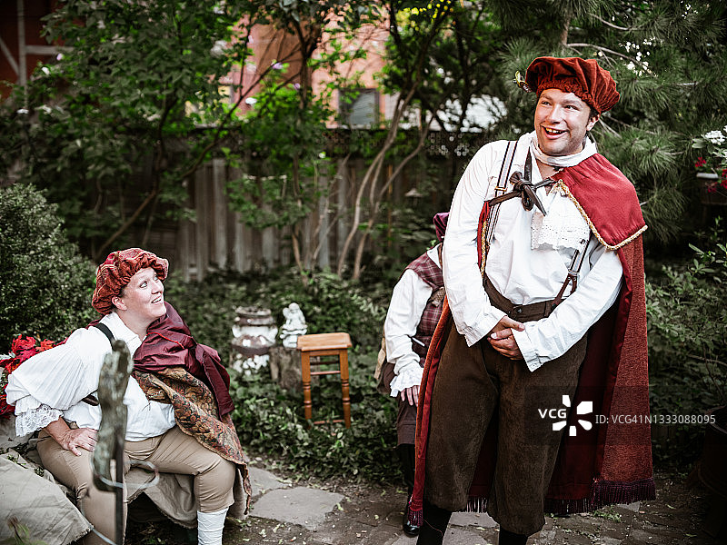 户外剧院演出中的演员图片素材