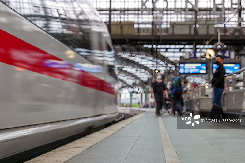 选择性聚焦：科隆中央火车站站台，背景是德国科隆高速列车和乘客的模糊运动图片素材