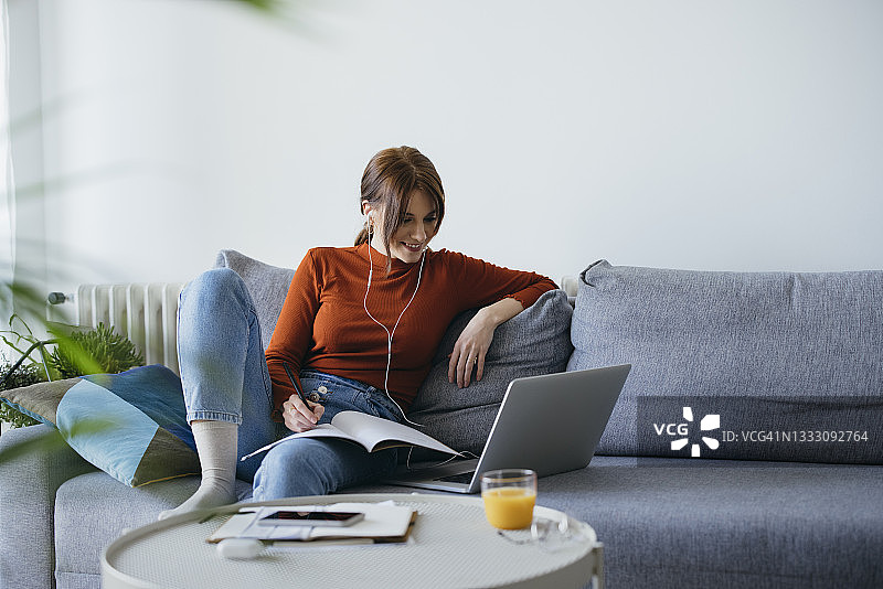 在家使用笔记本电脑的漂亮女商人图片素材