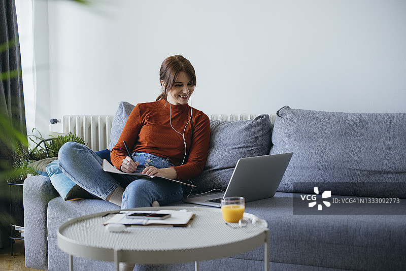 在家使用笔记本电脑的漂亮女商人图片素材