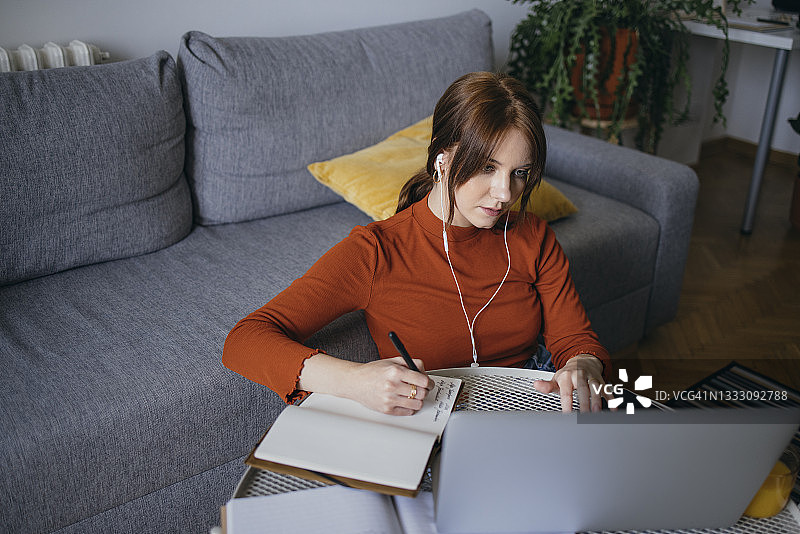 美丽的职业女性居家办公图片素材