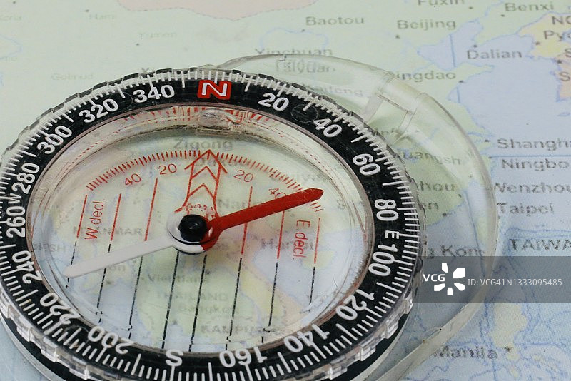 制图师的罗盘和地图图片素材