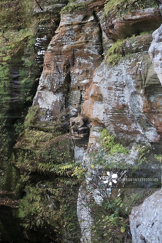 陡峭的岩石悬崖图片素材