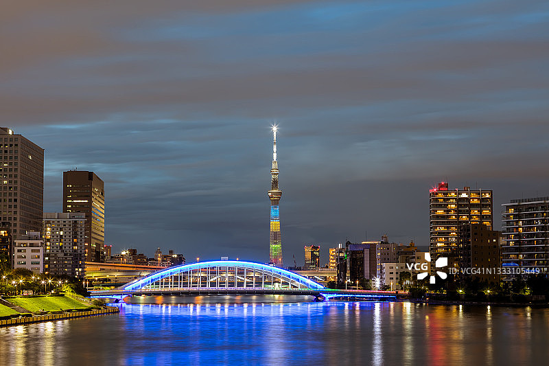 奥运会期间的东京天际线：隅田川畔的住宅区夜景，日本东京中央区图片素材