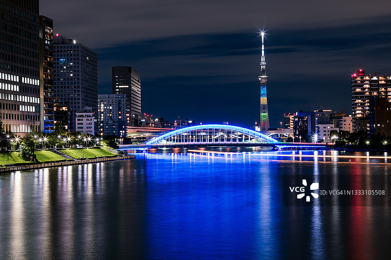 奥运会期间的东京天际线：隅田川畔的住宅区夜景，日本东京中央区图片素材