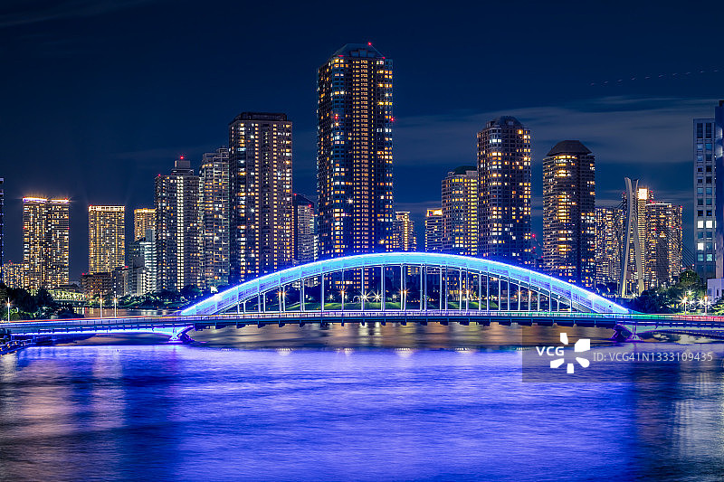奥运会期间的东京天际线：隅田川畔的住宅区夜景，日本东京中央区图片素材