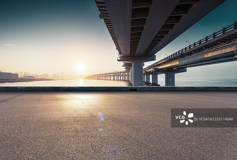 高架桥下的沥青路图片素材