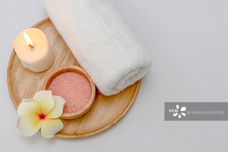 健康中心按摩台上美丽的SPA组合图片素材