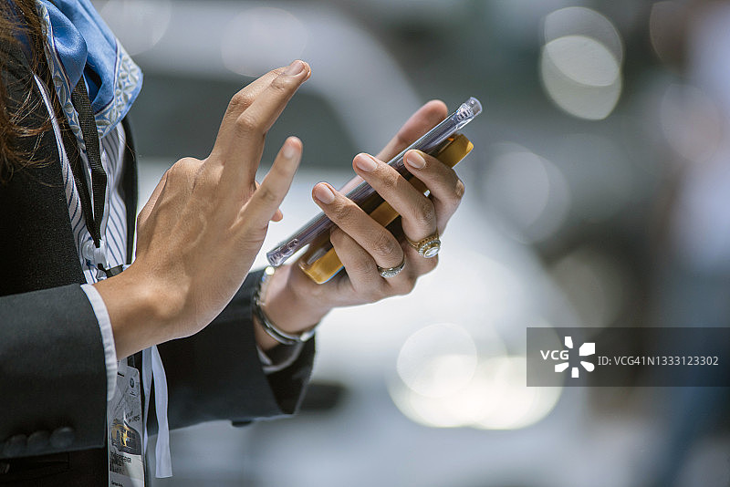 使用手机的年轻商人图片素材