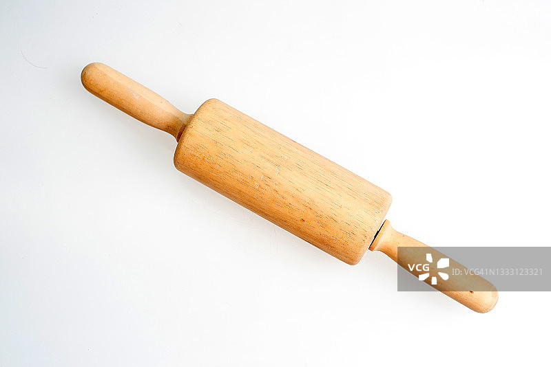 白色背景上的木制擀面杖图片素材