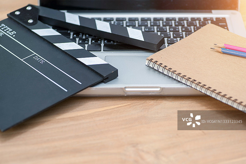 视频编辑素材：电影场记板、笔记本电脑和铅笔图片素材