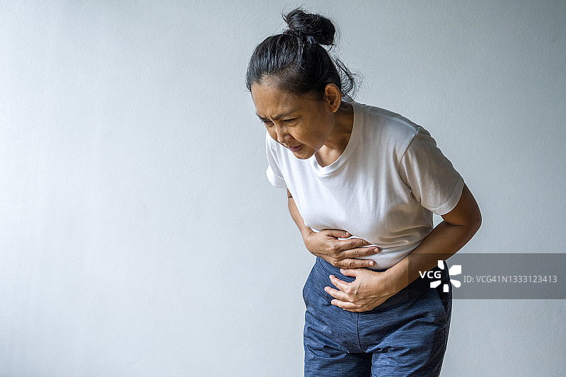 胃痛难忍的女人图片素材