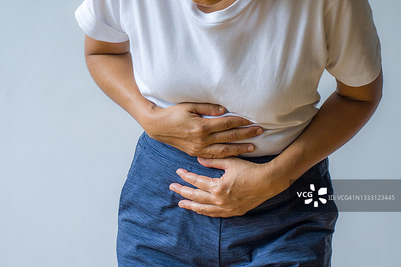 胃痛难忍的女人图片素材