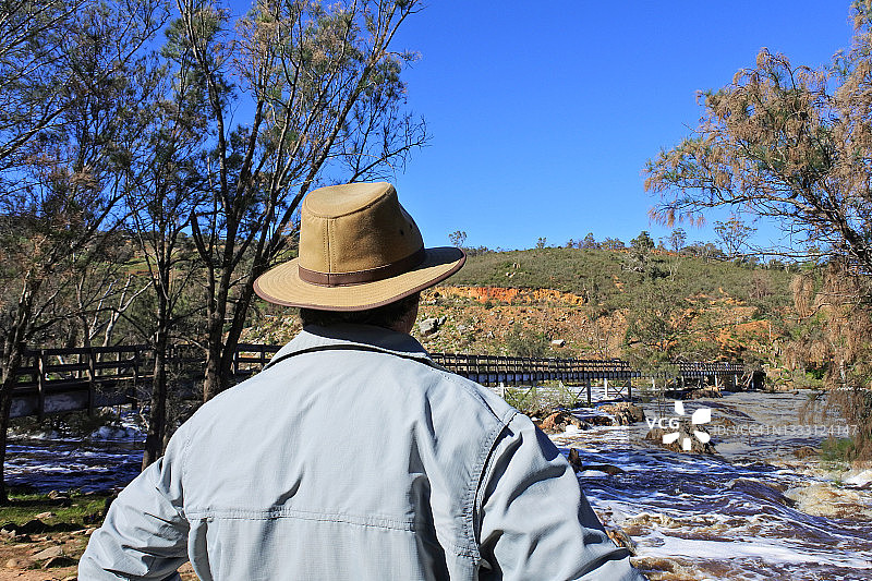澳大利亚男子在西澳大利亚珀斯附近的斯旺河谷徒步旅行图片素材