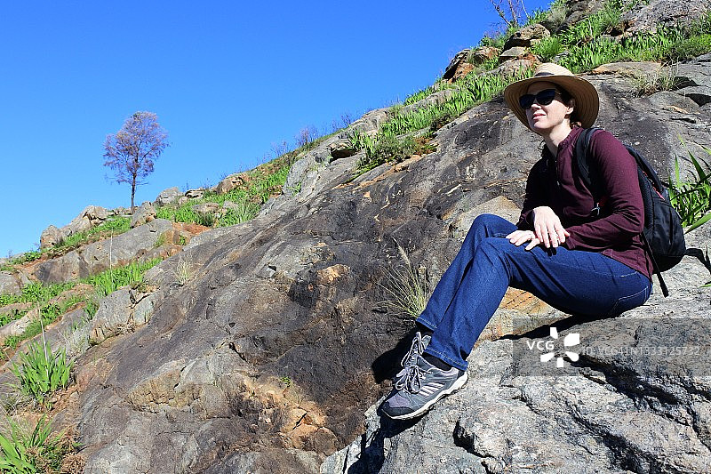 澳大利亚女性在西澳大利亚珀斯附近的天鹅谷岩石上徒步旅行图片素材