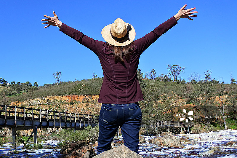 澳大利亚妇女在西澳大利亚珀斯附近的天鹅谷沿天鹅河徒步旅行图片素材
