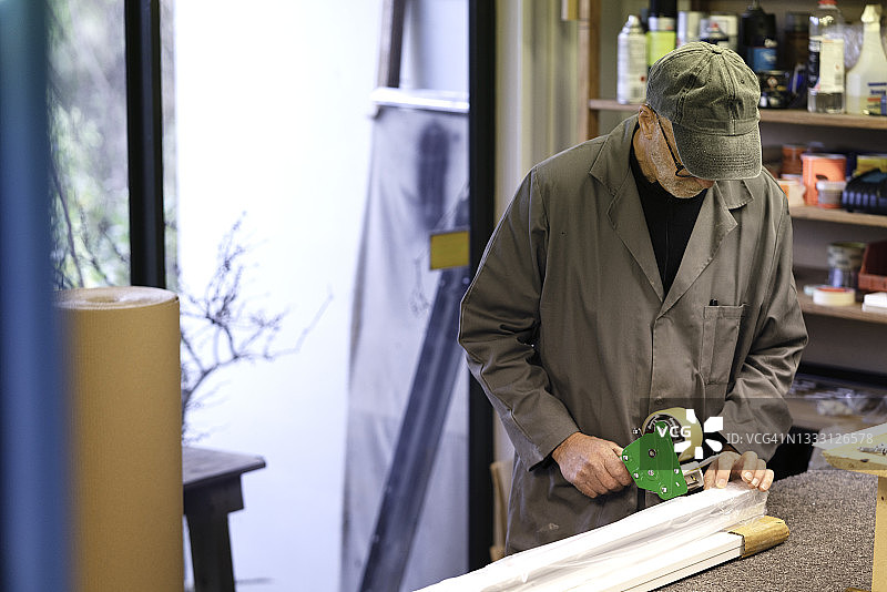 男在小工厂包装室图片素材