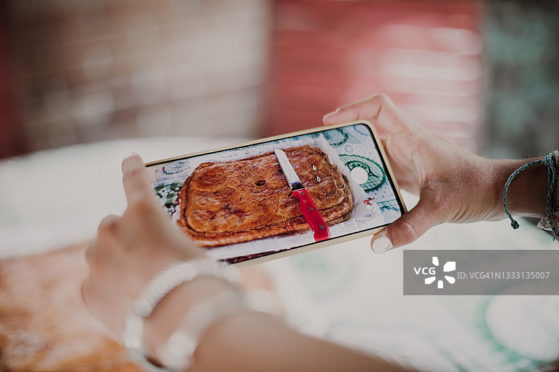 用手机拍摄西班牙馅饼图片素材