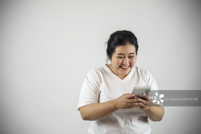 看着平板电脑的妇女的 портрет图片素材