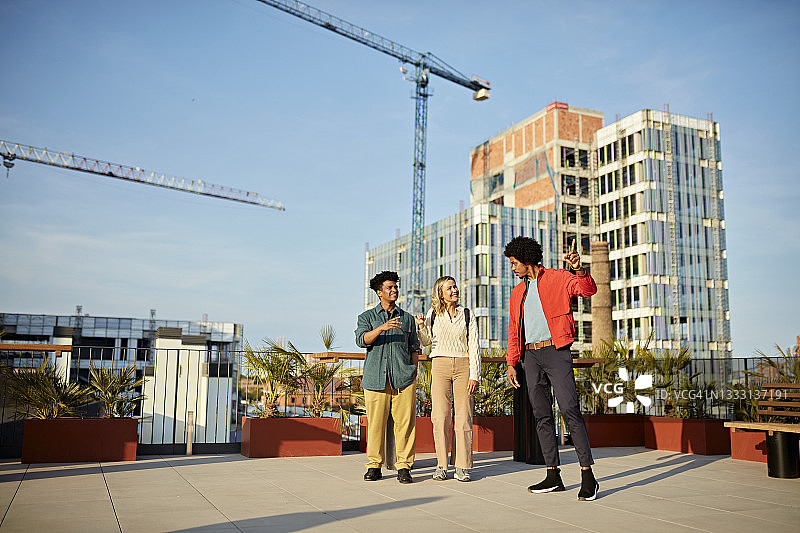 商业地产经纪人向客户展示屋顶平台图片素材