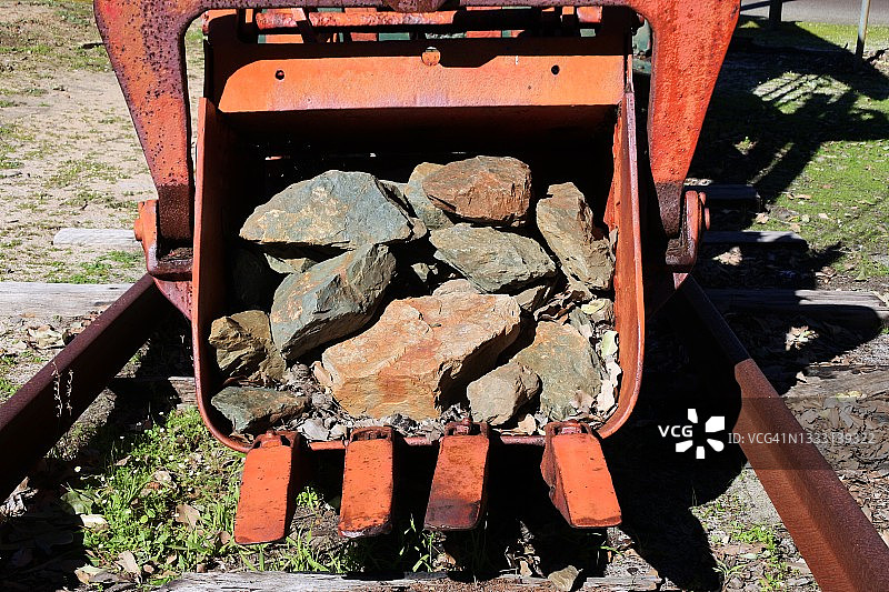 废弃旧矿机械中的岩石图片素材