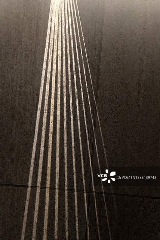 黑暗地板上的光线图片素材