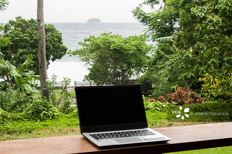阳台远程办公笔记本电脑与自然背景图片素材