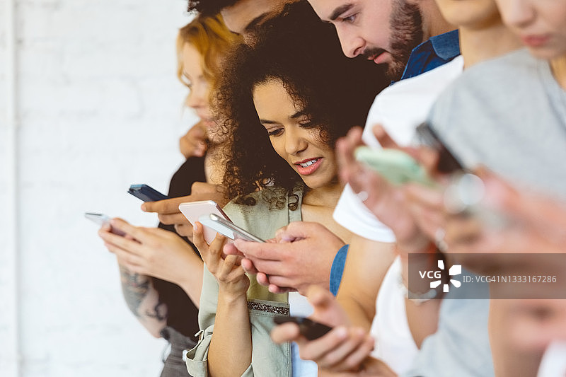 学生们使用手机图片素材