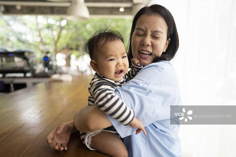 亚洲女儿与拥抱她的母亲感到负面情绪和哭泣图片素材