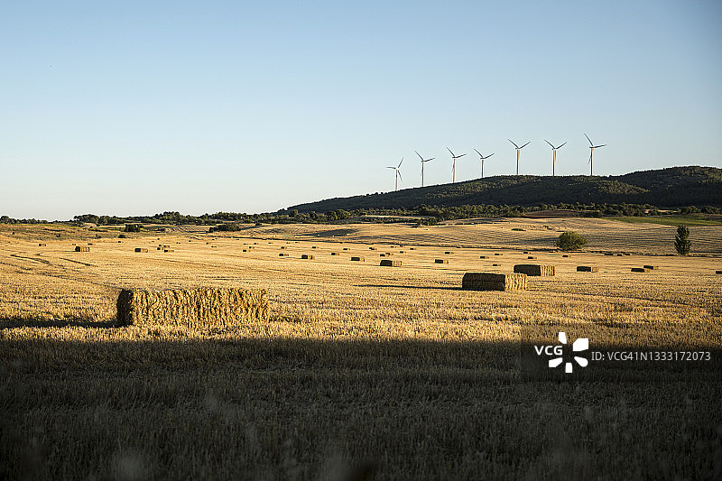 稻草捆和风力涡轮机图片素材
