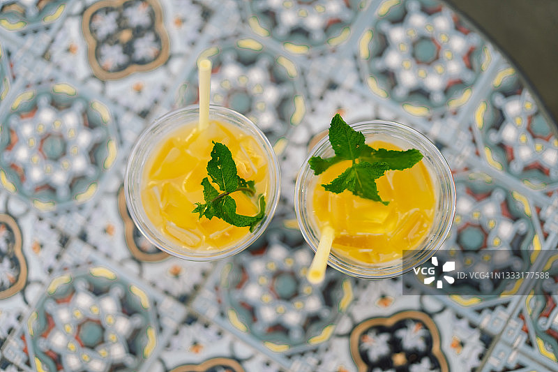 夏季黄色芒果冰鸡尾酒图片素材