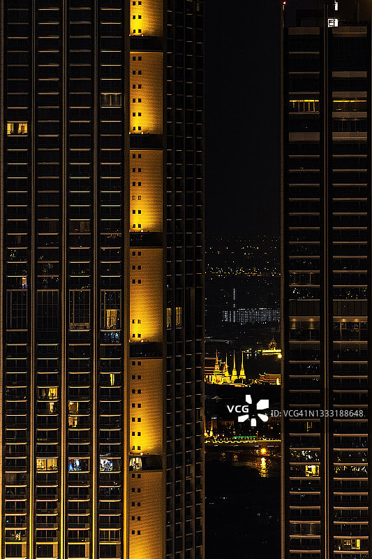 现代建筑外墙玻璃窗图案夜景图片素材