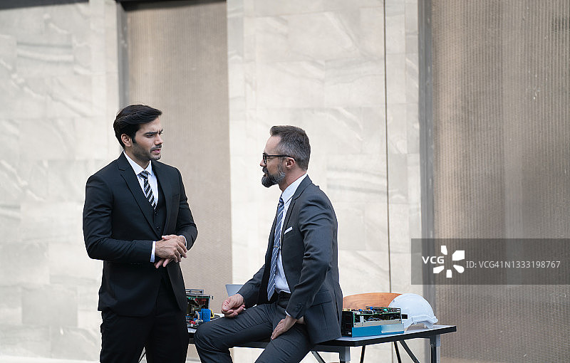 商务团队户外工作：工程师和商务人士讨论清洁能源替代方案图片素材