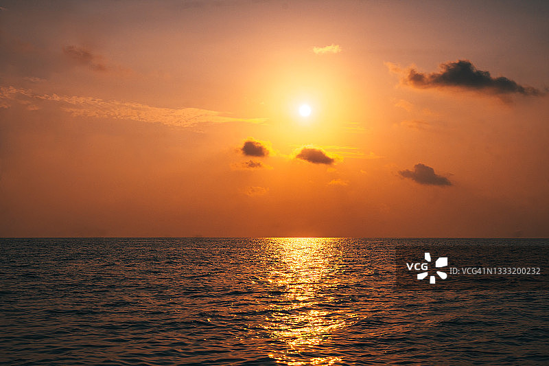 泰国皮皮岛海上日出美景图片素材