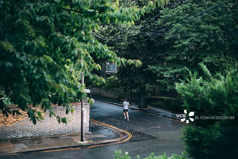 在雨中奔跑的男人图片素材