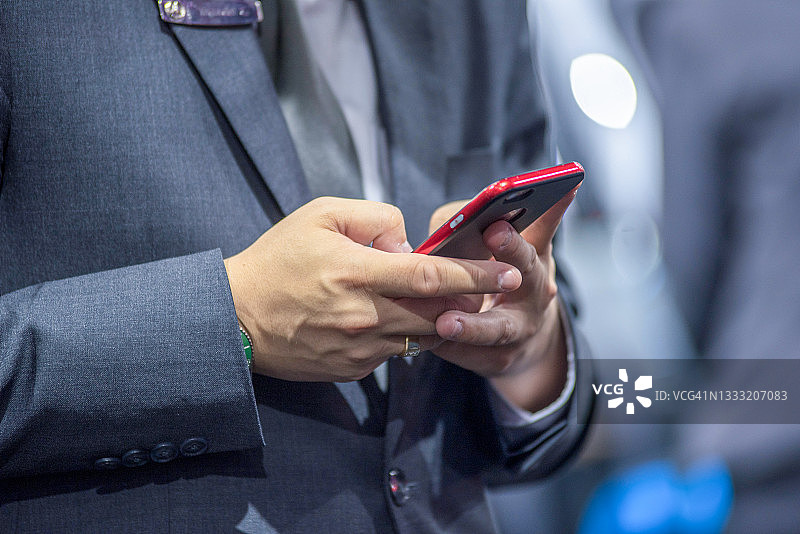 玩手机的年轻商人图片素材