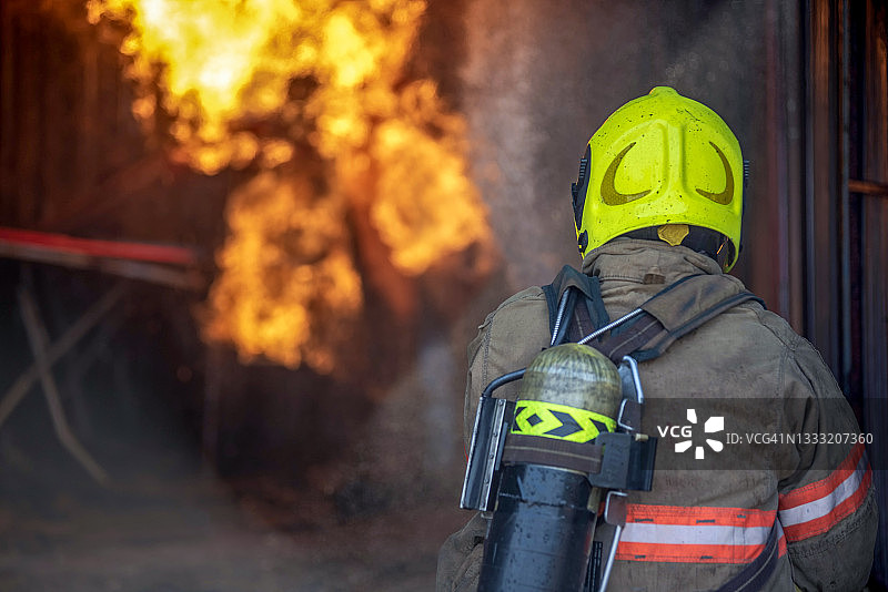 消防员用高压水灭火（带文案空间）图片素材