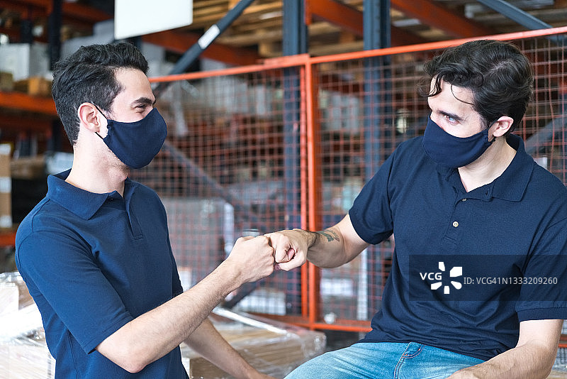 仓库工人击拳庆祝图片素材