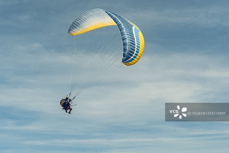 外国人在泰国普吉岛风车观景点体验滑翔伞飞行图片素材