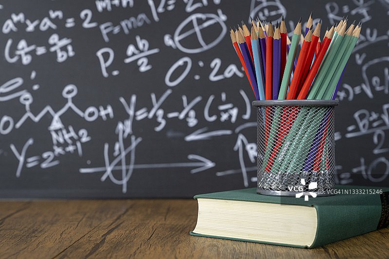 在家上学的概念：书本上的铅笔图片素材